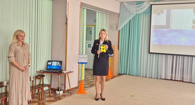 В евпаторийском детском саду прошло музыкальное занятие «Путешествие в страну дорожных знаков»